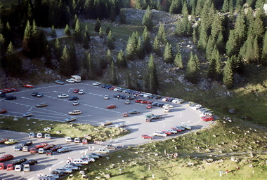 Blick auf die parkierten Capri
View of the parked Capri
Vue sur les Capri gars